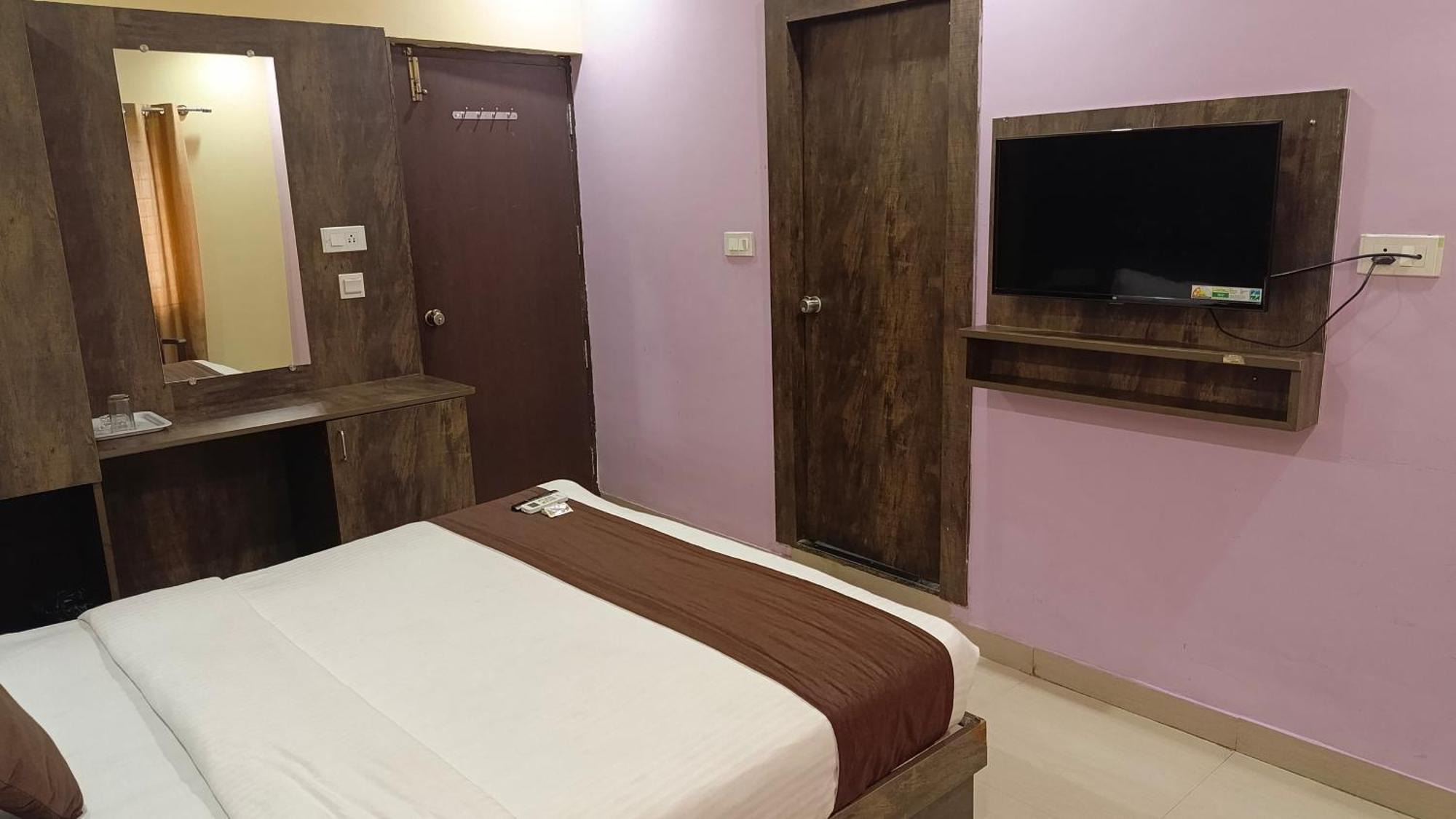 Pph Royal Gs Comforts Opp Mall Of Asia Bangalore Exterior foto