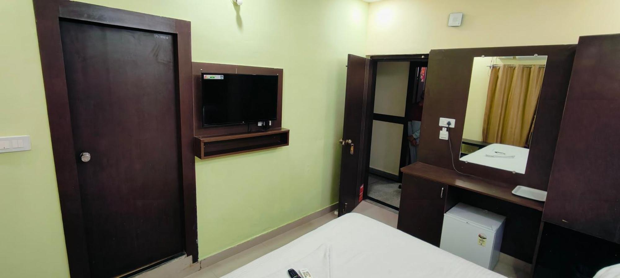 Pph Royal Gs Comforts Opp Mall Of Asia Bangalore Exterior foto