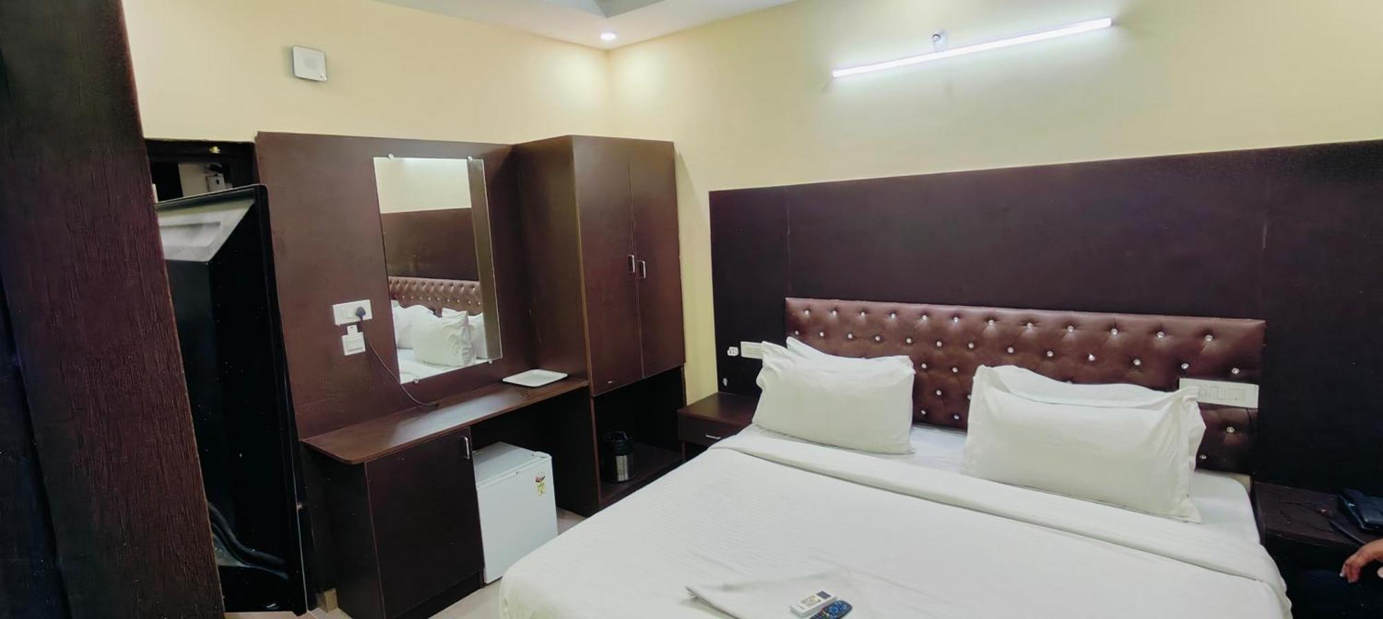 Pph Royal Gs Comforts Opp Mall Of Asia Bangalore Exterior foto